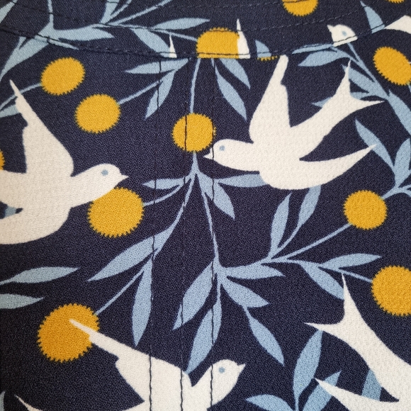 Boden ladies tunic top navy with white birds size 8 poly crepe fabric - Picture 4 of 6